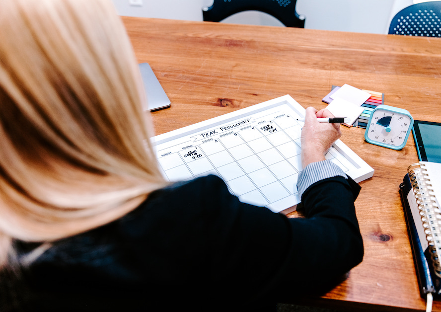 Productivity Coach Elisabeth writing out a daily plan